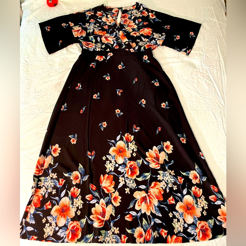 Magnolia Skye -XL - black w floral - 100% polyester Midi - with drop shoulders